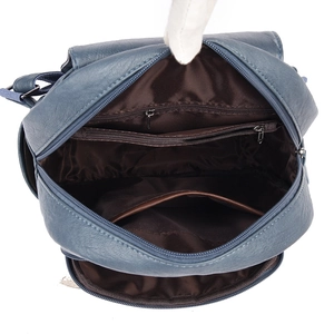 Interior de mochila de cuero sintético azul con varios compartimentos y cremalleras