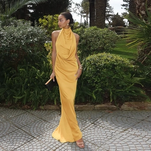 Détail de la robe de soirée en satin jaune dos nu avec un design halter sophistiqué