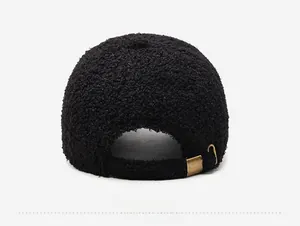 Détail de la casquette baseball noire en polaire avec boucle de réglage en métal au dos