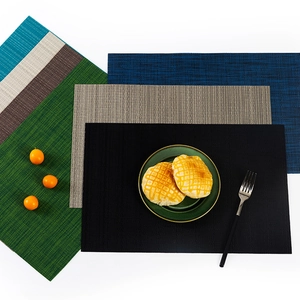 Lot de sets de table tissés en PVC résistant à la chaleur, coloris unis et à rayures