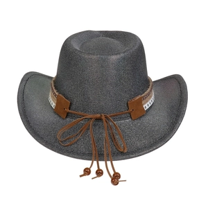 Détail du chapeau de cowboy avec ruban à motifs d'étoiles et glands perlés gris