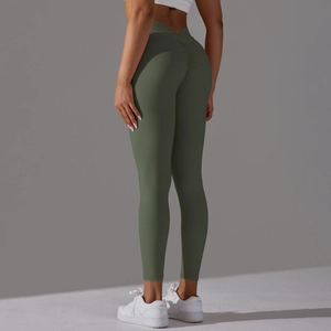 Détail du legging de yoga vert olive à taille haute avec effet push-up sur les fesses