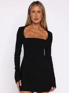 Robe noire chic à manches longues avec décolleté carré et coupe moulante ajustée