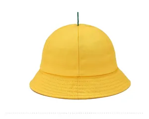 Vue latérale du chapeau de pêcheur jaune pour enfants avec détail de feuille verte