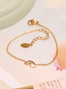 Détail d'un bracelet doré avec pendentif arc-en-ciel et gravure S.Steel de qualité