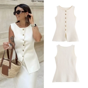 Détails du gilet en tricot blanc ajusté avec boutonnage avant et vue arrière