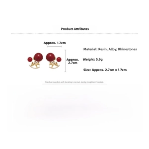 Détail macro des boucles d'oreilles en résine rouge avec motif cheval doré et strass