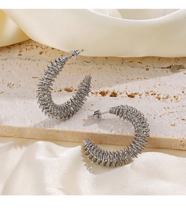 Vue macro détaillée de boucles d'oreilles en acier argenté avec texture spirale enroulée
