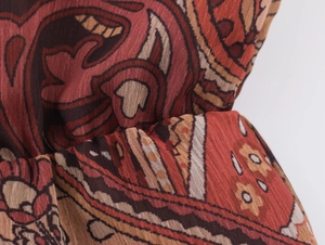 Vue macro détaillée du tissu en mousseline légère avec motif paisley de style bohème