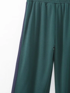 Gros plan du pantalon décontracté vert avec taille élastique et rayures latérales