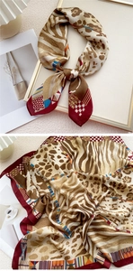 Détail de foulard en soie avec imprimé léopard et motifs géométriques en scène