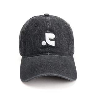 Vue frontale d'une casquette de baseball rétro en denim gris foncé avec broderie