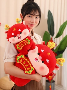 Peluche de dragon rouge mignon mascotte du Nouvel An Lunaire tenue par un mannequin