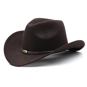 Détail d'un chapeau de cowboy en laine marron foncé avec bande en cuir et ornement tête de taureau