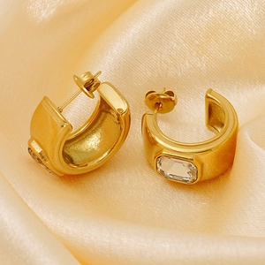 Boucles d'oreilles C en acier plaqué or avec oxyde de zirconium taille émeraude
