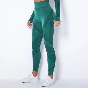 Nahaufnahme der nahtlosen High-Waist Yoga-Leggings mit Rippstrick und dunkelgrünem Netz