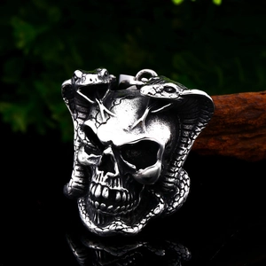 Punk Totenkopf Anhänger aus Edelstahl mit zwei Kobras für Herren im Vintage-Biker-Stil