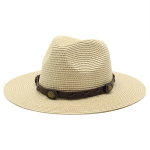 Chapeau de paille beige à large bord avec ceinture en cuir cloutée vintage pour l'été