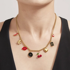 Collana a catena dorata spessa con otto ciondoli tra cui tacchi rossi e un cuore pendente