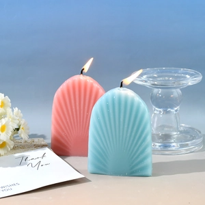 Detailansicht gerippter Muschelkerzen mit Art-Deco-Struktur in Rosa und Hellblau
