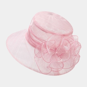 Vue latérale d'un élégant chapeau de soleil rose en organza avec fleur