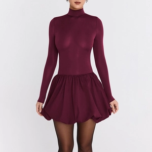 Elegante abito bordeaux a collo alto con maniche lunghe e gonna a trapezio arricciata