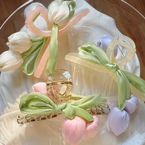 Dreiteiliges Set eleganter Tulpen-Haarklammern mit Seidenblumen und Netzschleifen-Blättern