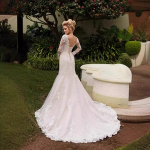 Robe de mariée sirène en dentelle blanche avec dos nu et longue traîne sophistiquée