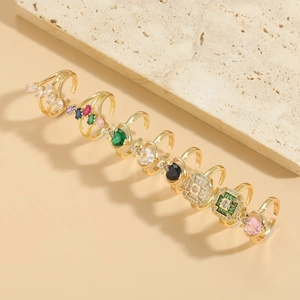 Set de 8 anillos dorados con corazones y piedras de circón geométricas de colores