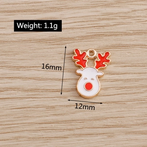 Detail view of a 16x12mm Christmas reindeer alloy pendant with size and weight labels