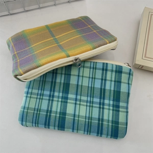 Gros plan de porte-monnaie en toile à carreaux jaunes et bleus avec fermeture éclair