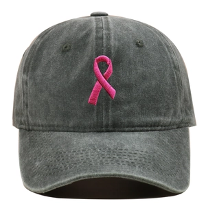 Détail de la casquette en coton délavé gris avec broderie ruban rose sur le devant