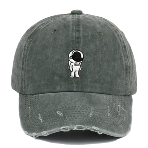 Casquette de baseball grise délavée vintage avec broderie astronaute et bords usés