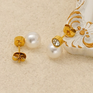 Vue détaillée des boucles d'oreilles perles en titane avec cristal et fermoirs papillon