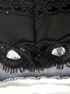 Gros plan sur tissu en dentelle noire avec fermeture éclair invisible et détails de franges
