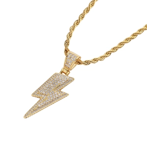 Détail du pendentif éclair hip hop finition dorée avec micro-pavage de zircons brillants
