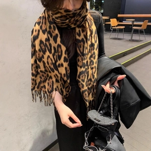 Classic leopard print thickened pashmina scarf with tassels for winter fashion