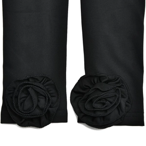 Gros plan du poignet noir avec décoration florale 3D détaillée sur maille extensible