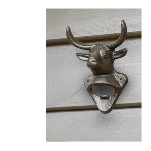 Detalle de abrebotellas de pared de hierro fundido con forma de cabeza de toro retro
