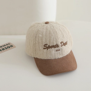 Détail de la texture en laine pelucheuse et broderie Sports Dept 2058 sur casquette enfant