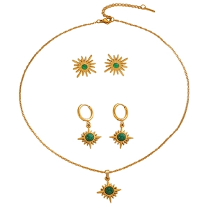 Detailaufnahme von Vintage Gold-Schmuckset mit grünen Edelsteinen im Stern-Design