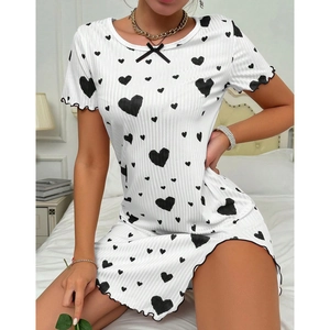 Robe blanche à manches courtes en tricot côtelé avec imprimé cœur et nœud en chambre