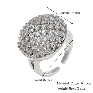 Details van de koperen ring met zirkonia-pavé en verstelbare open ringband