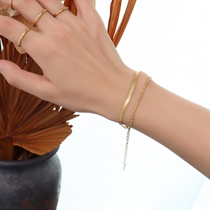 Zweilagiges 18K vergoldetes Titan-Armband-Set mit flacher Schlangenkette und Perlen