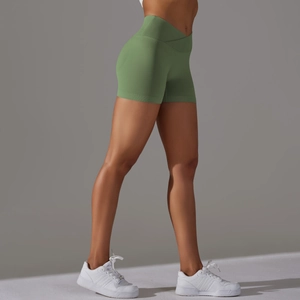 Dettaglio dei pantaloncini da yoga a vita alta senza cuciture con design a vita incrociata