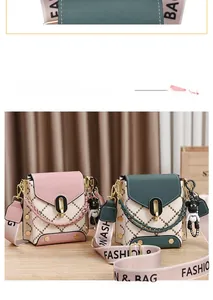 Détail du mini sac carré matelassé avec fermoir métallique et large bandoulière mode