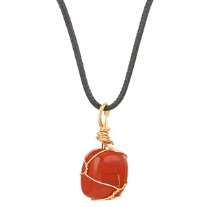 Ketting met onregelmatige rode kristalsteen omwikkeld met gouddraad en zwart koord