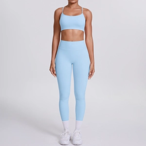 Détail d'un ensemble de sport bleu clair avec brassière et legging de yoga sans couture