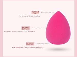 Dettaglio macro della spugna trucco rosa con zone funzionali per l'applicazione del fondo