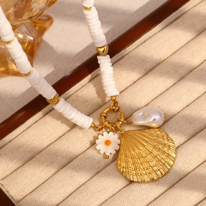 Chic collier en acier inoxydable plaqué or 18 carats avec perles et coquillage